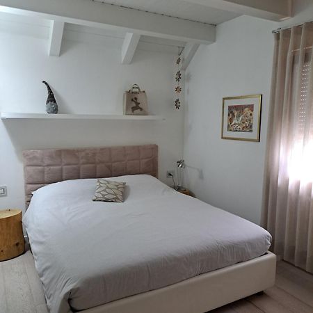 Home White Laives Extérieur photo