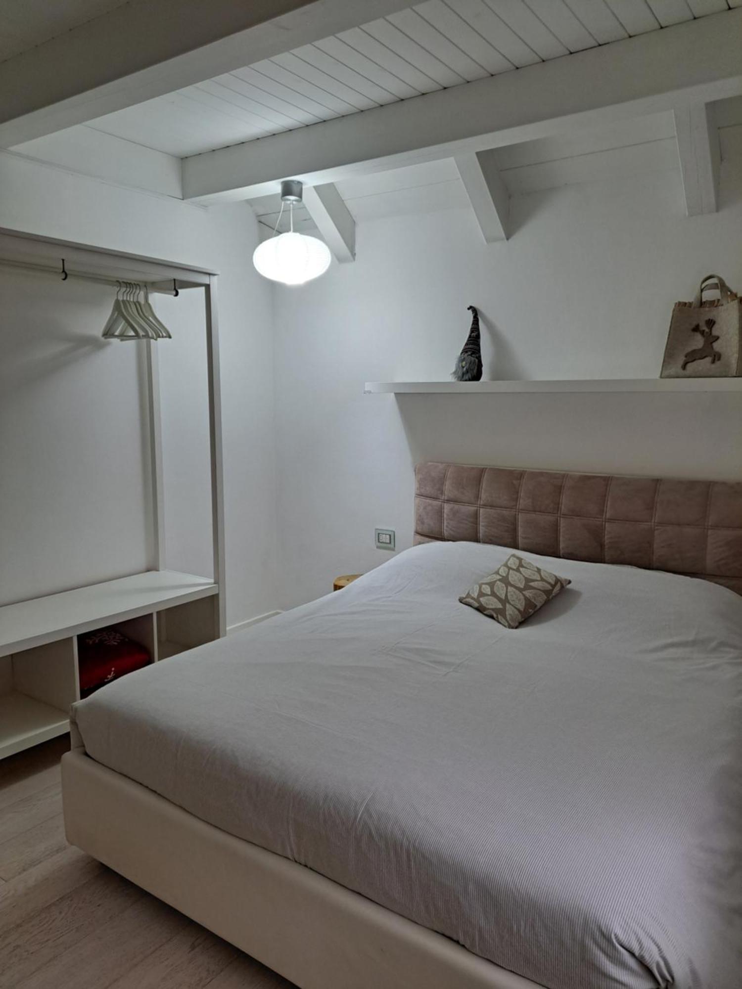 Home White Laives Extérieur photo