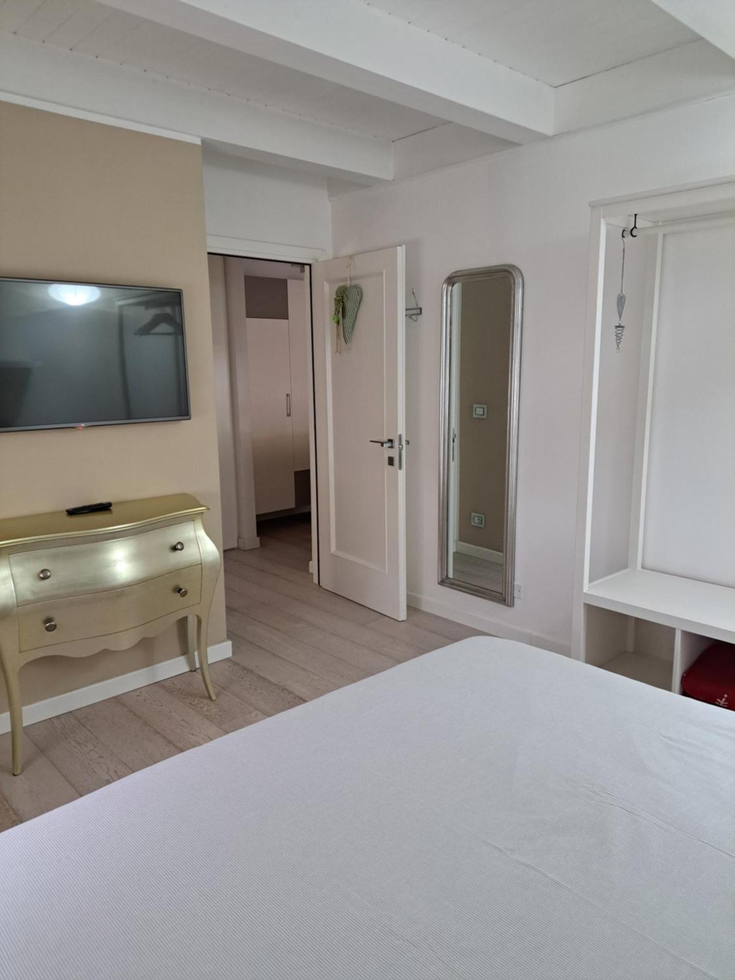 Home White Laives Extérieur photo