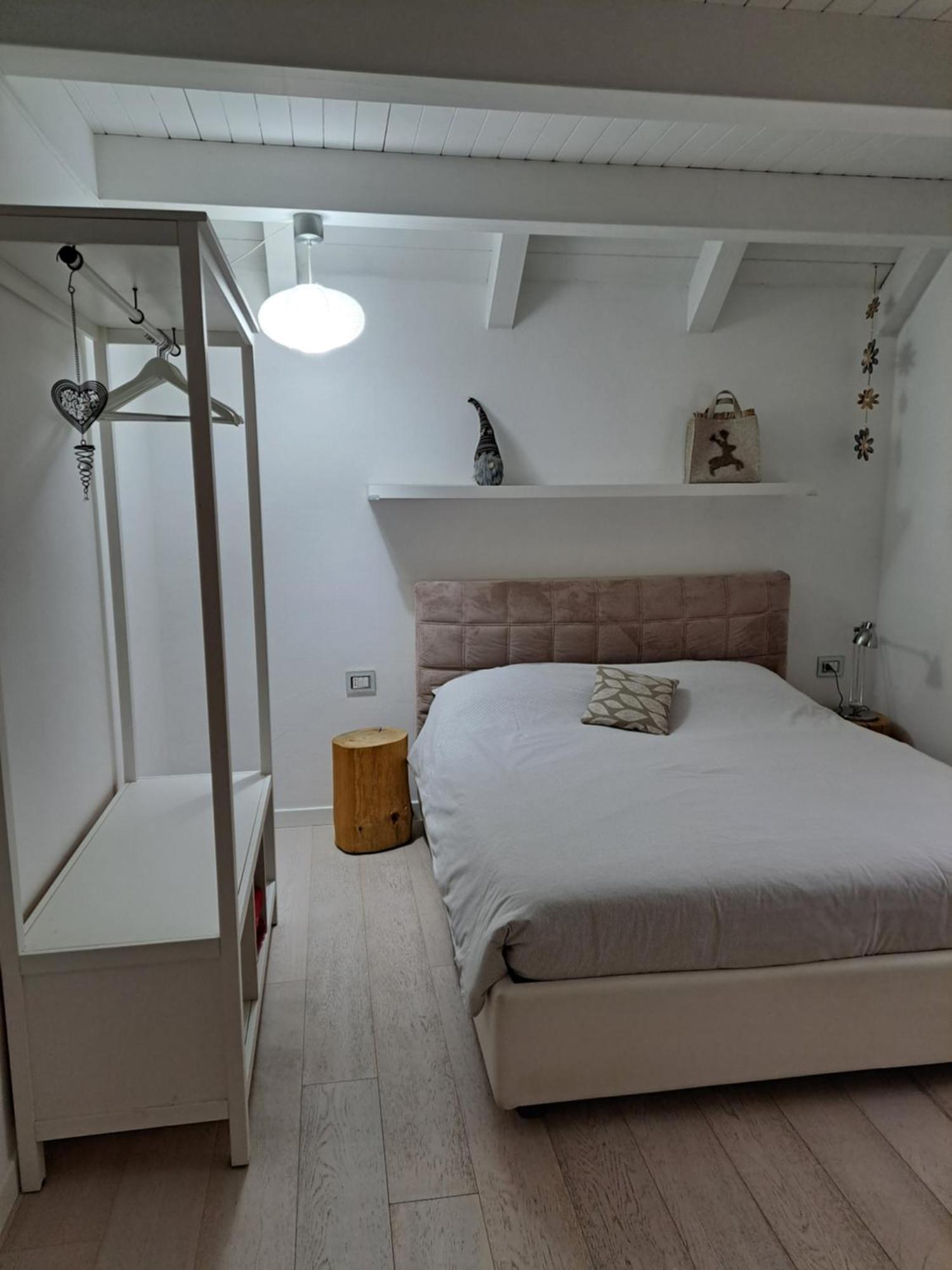 Home White Laives Extérieur photo