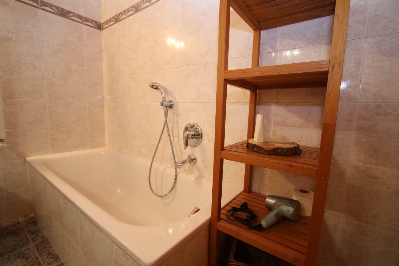 Home White Laives Extérieur photo